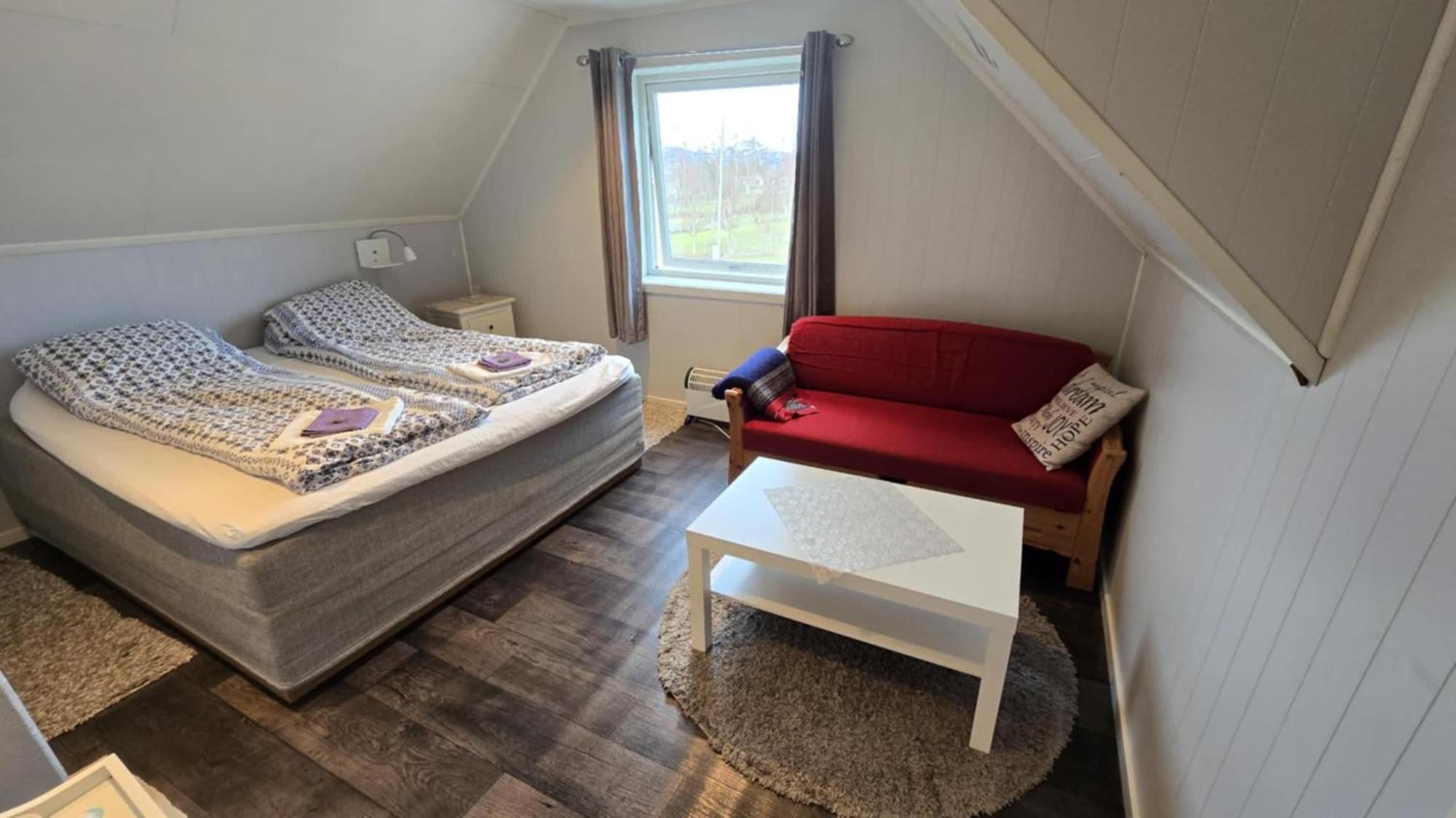 1 Room In The Yellow House, Close To Airport & Lofoten Evenskjer Buitenkant foto