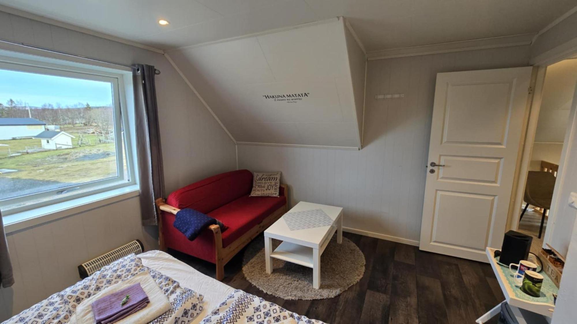 1 Room In The Yellow House, Close To Airport & Lofoten Evenskjer Buitenkant foto
