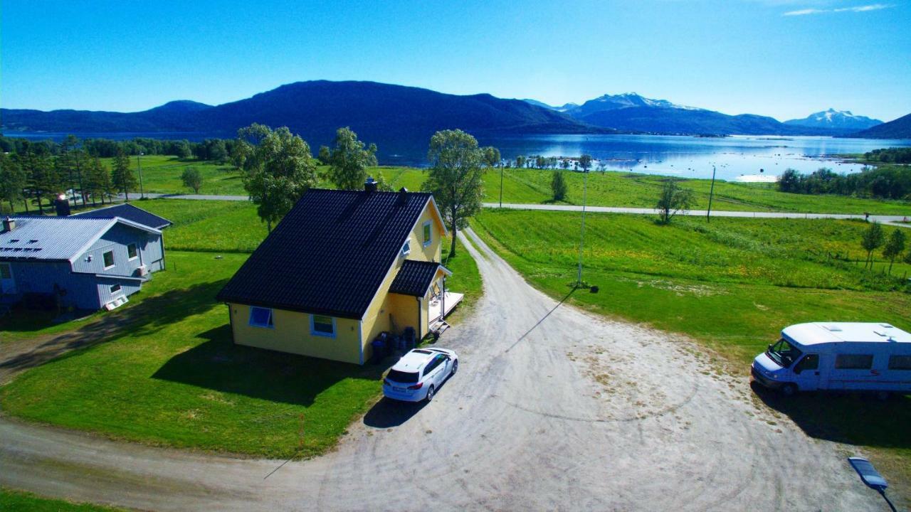 1 Room In The Yellow House, Close To Airport & Lofoten Evenskjer Buitenkant foto